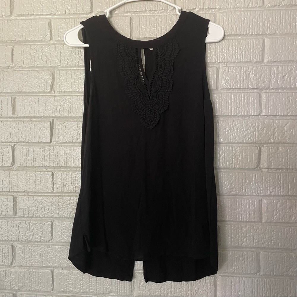 Pale Sky sleeveless blouse with lace front detailing and keyhole back size L